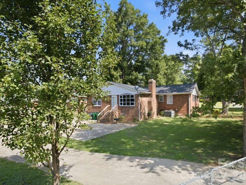 1401 Grovewood Drive, Charlotte, NC 28208.  MLS# CAR4398914, YatesRealty ID 35656. 