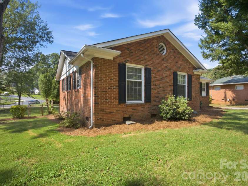 1401 Grovewood Drive, Charlotte, NC 28208.  MLS# CAR4398914, YatesRealty ID 35656. 