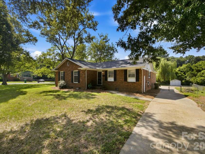 1401 Grovewood Drive, Charlotte, NC 28208.  MLS# CAR4398914, YatesRealty ID 35656. 