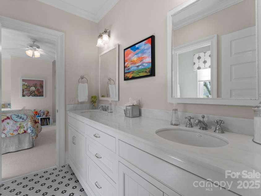 1972 Maryland Avenue, Charlotte, NC 28209.  MLS# CAR4231963, YatesRealty ID 3566. Jack & Jill Bath 2
