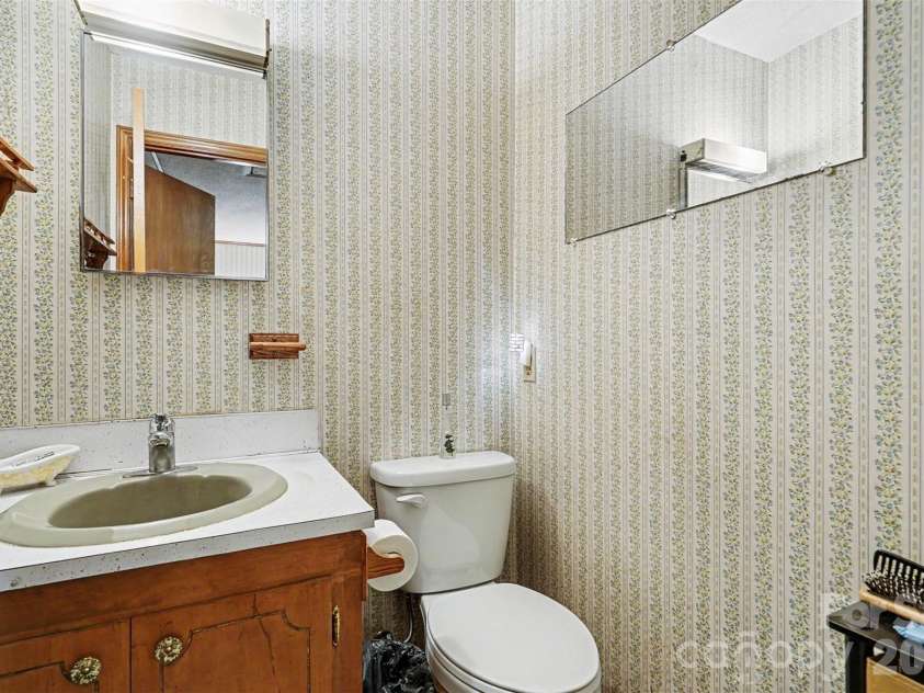 7707 Waxhaw Highway, Waxhaw, NC 28173.  MLS# CAR4401660, YatesRealty ID 35665. Half bath