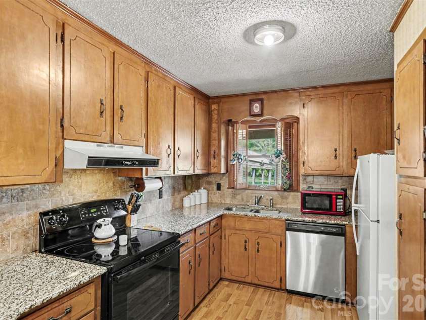 7707 Waxhaw Highway, Waxhaw, NC 28173.  MLS# CAR4401660, YatesRealty ID 35665. Kitchen