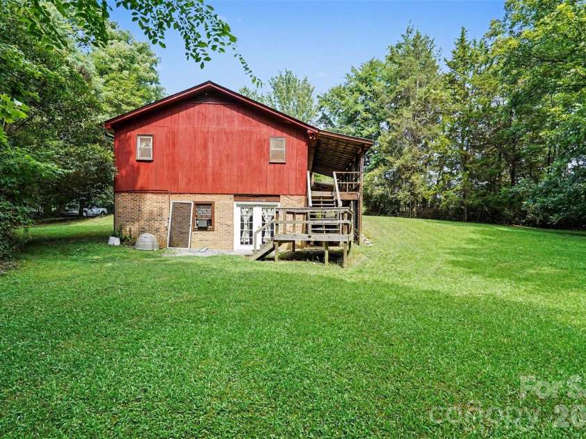 7707 Waxhaw Highway, Waxhaw, NC 28173.  MLS# CAR4401660, YatesRealty ID 35665. Sideyard with walkout basement