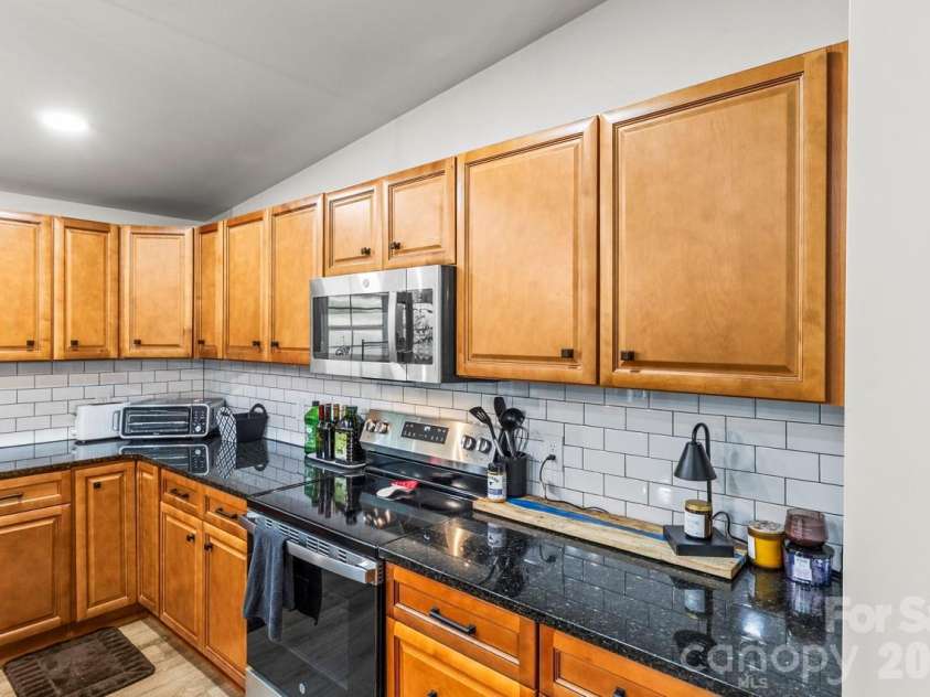 4265 Dry Pond Lane, Conover, NC 28613.  MLS# CAR4396128, YatesRealty ID 35668. This is a great kitchen