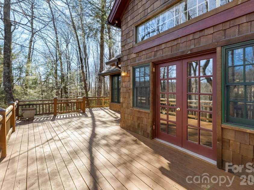 451 Crescent Trail, Highlands, NC 28741.  MLS# CAR4342214, YatesRealty ID 3567. 