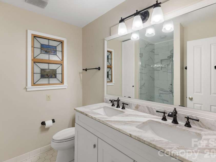 451 Crescent Trail, Highlands, NC 28741.  MLS# CAR4342214, YatesRealty ID 3567. Full Guest Bath on the Main Level