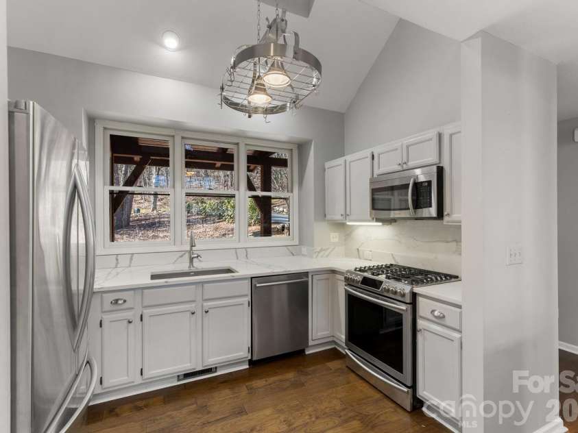 451 Crescent Trail, Highlands, NC 28741.  MLS# CAR4342214, YatesRealty ID 3567. Kitchen