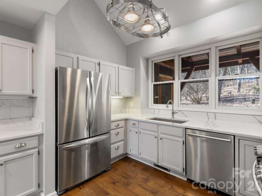 451 Crescent Trail, Highlands, NC 28741.  MLS# CAR4342214, YatesRealty ID 3567. Kitchen