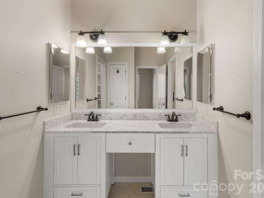 451 Crescent Trail, Highlands, NC 28741.  MLS# CAR4342214, YatesRealty ID 3567. Primary Ensuite Bath 