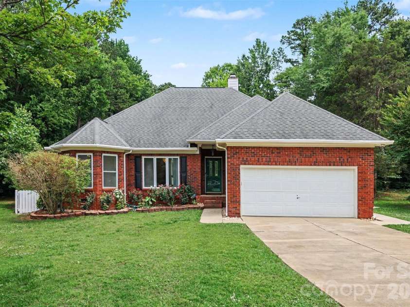 9102 Brightleaf Place, Charlotte, NC 28269.  MLS# CAR4371281, YatesRealty ID 35671. 