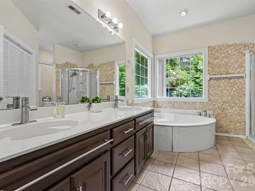9102 Brightleaf Place, Charlotte, NC 28269.  MLS# CAR4371281, YatesRealty ID 35671. 