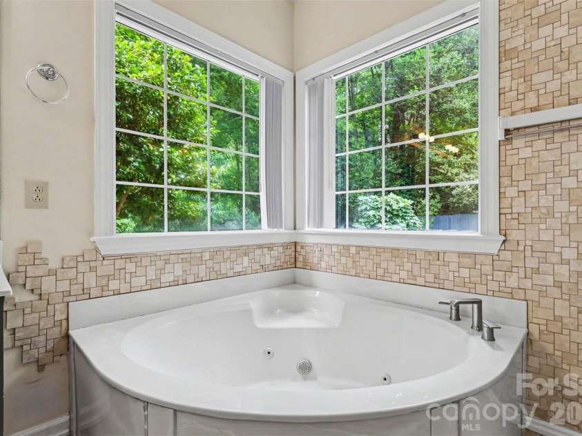 9102 Brightleaf Place, Charlotte, NC 28269.  MLS# CAR4371281, YatesRealty ID 35671. 