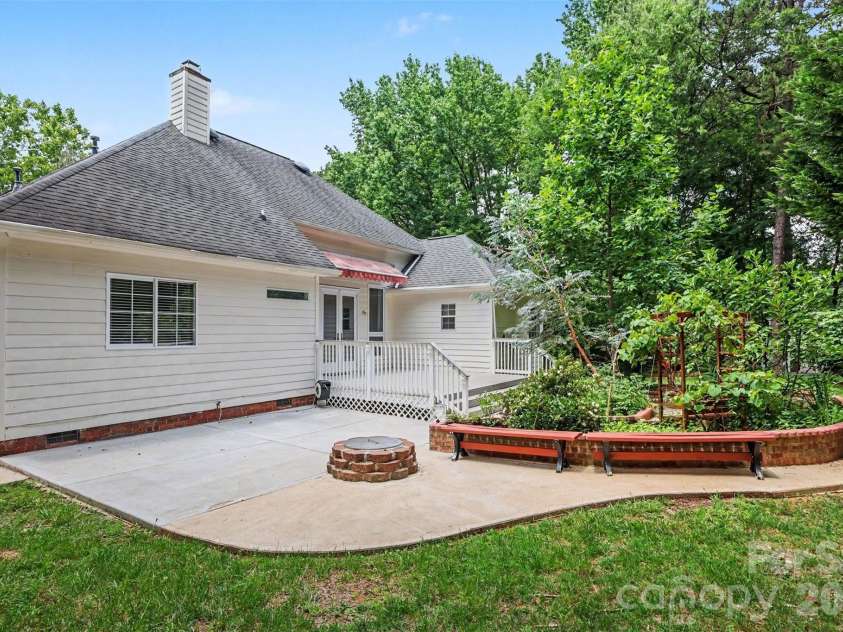 9102 Brightleaf Place, Charlotte, NC 28269.  MLS# CAR4371281, YatesRealty ID 35671. 