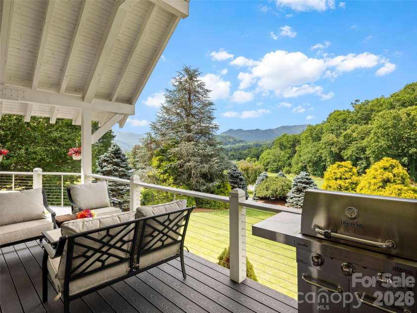 33 Banker Drive, Waynesville, NC 28786.  MLS# CAR4401413, YatesRealty ID 35676. 