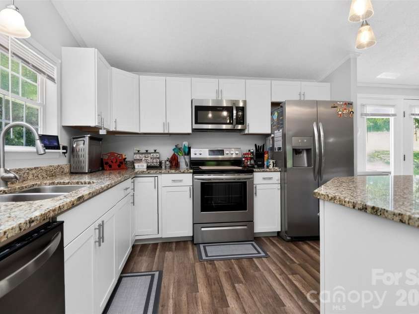 602 Timberwood Drive, Fort Mill, SC 29708.  MLS# CAR4400100, YatesRealty ID 35682. Modern kitchen!