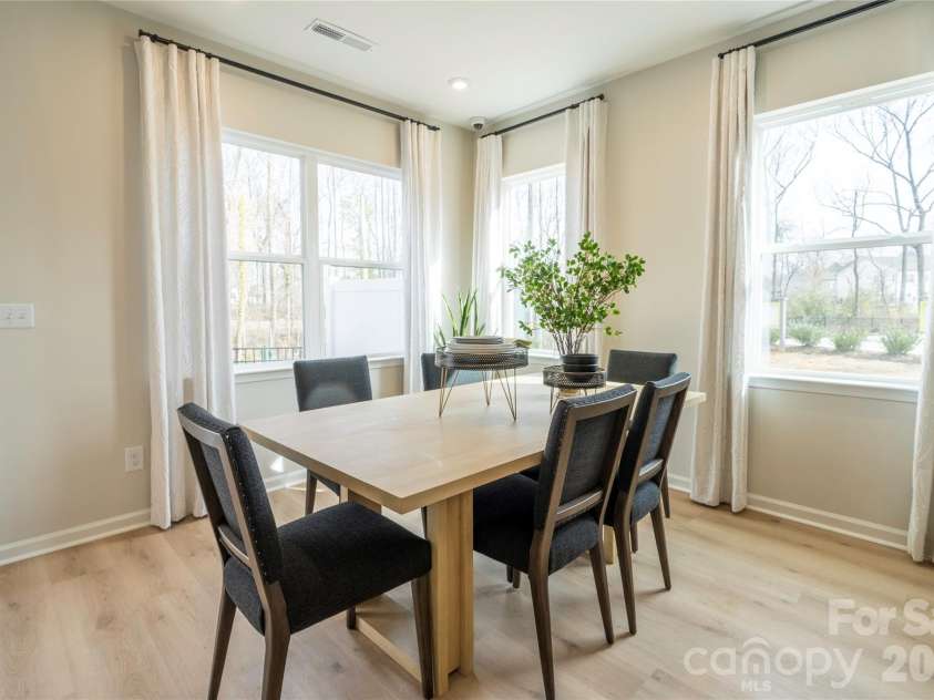 6041 Longar Lane, Charlotte, NC 28269.  MLS# CAR4400027, YatesRealty ID 35687. Dining space