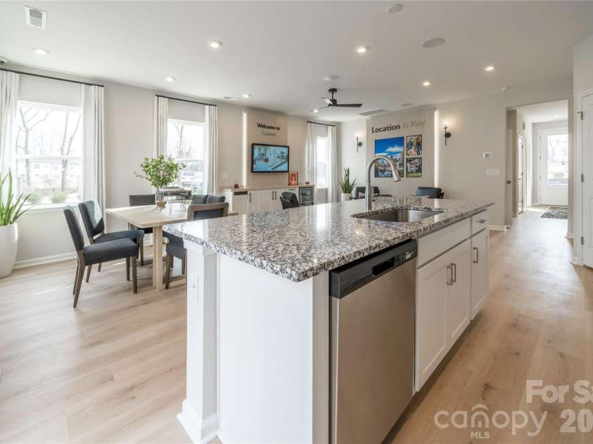 6041 Longar Lane, Charlotte, NC 28269.  MLS# CAR4400027, YatesRealty ID 35687. Kitchen Island