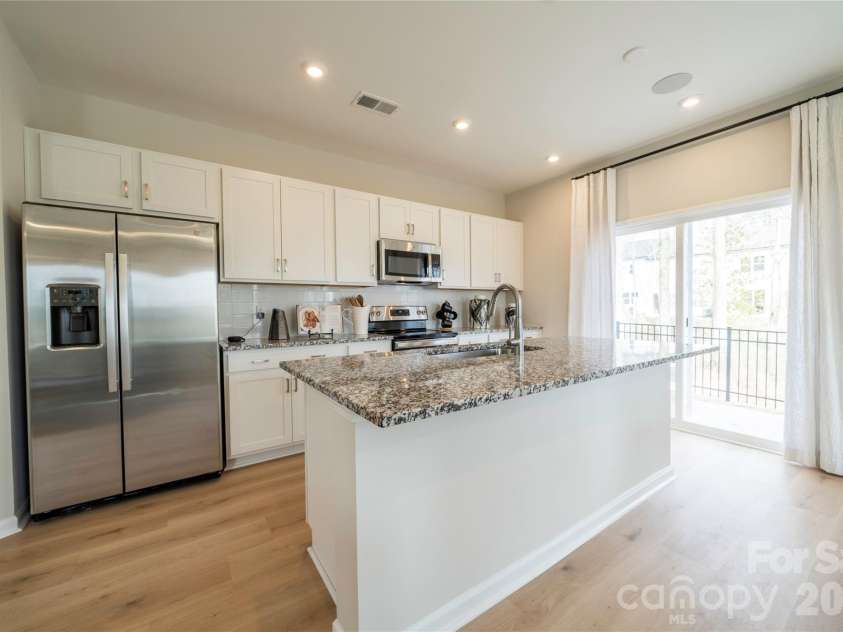 6041 Longar Lane, Charlotte, NC 28269.  MLS# CAR4400027, YatesRealty ID 35687. Kitchen with appliances included