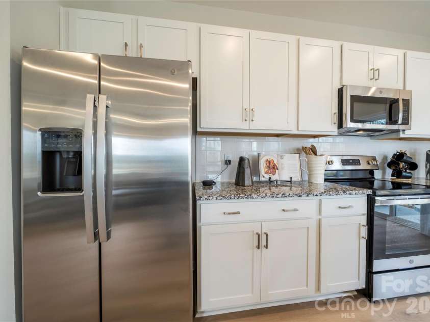 6041 Longar Lane, Charlotte, NC 28269.  MLS# CAR4400027, YatesRealty ID 35687. Kitchen with appliances included
