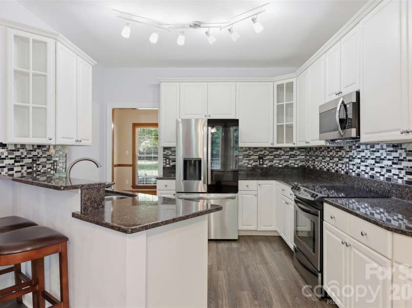 2230 Wedgewood Drive, Matthews, NC 28104.  MLS# CAR4389584, YatesRealty ID 35688. 