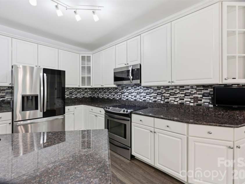 2230 Wedgewood Drive, Matthews, NC 28104.  MLS# CAR4389584, YatesRealty ID 35688. 
