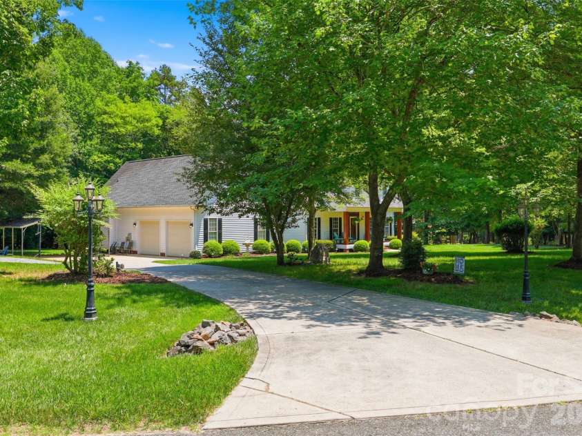 2230 Wedgewood Drive, Matthews, NC 28104.  MLS# CAR4389584, YatesRealty ID 35688. 