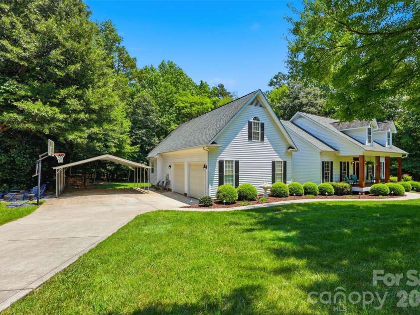 2230 Wedgewood Drive, Matthews, NC 28104.  MLS# CAR4389584, YatesRealty ID 35688. 
