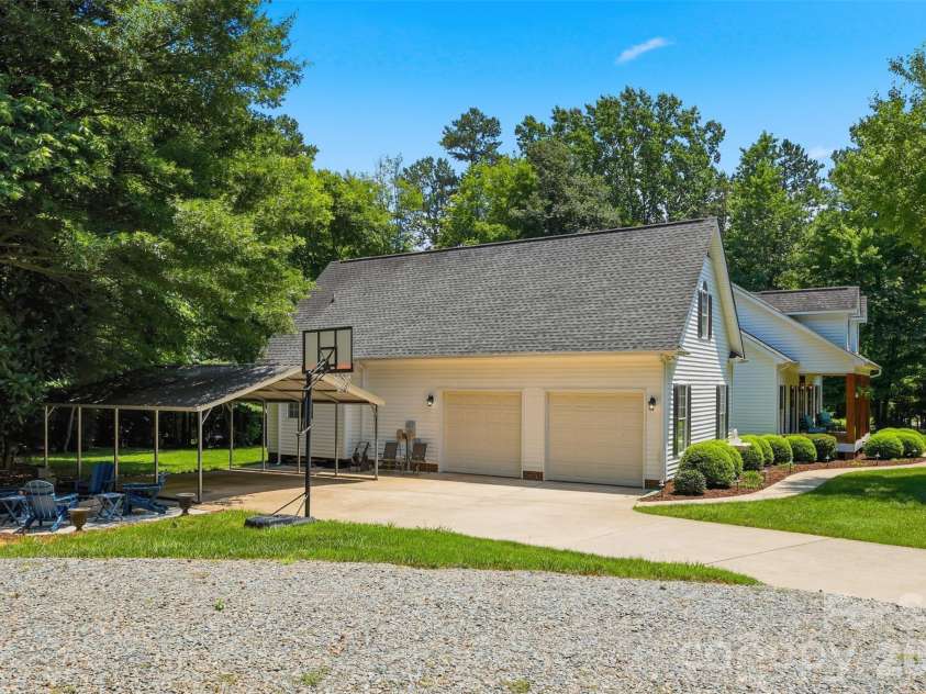 2230 Wedgewood Drive, Matthews, NC 28104.  MLS# CAR4389584, YatesRealty ID 35688. 
