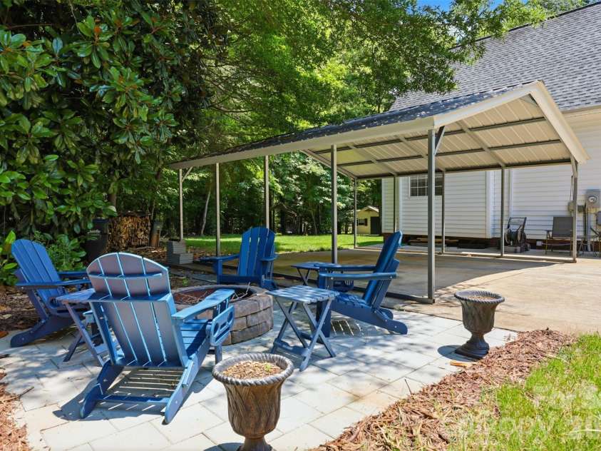 2230 Wedgewood Drive, Matthews, NC 28104.  MLS# CAR4389584, YatesRealty ID 35688. 