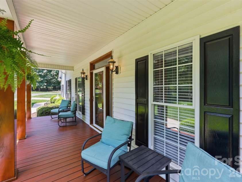 2230 Wedgewood Drive, Matthews, NC 28104.  MLS# CAR4389584, YatesRealty ID 35688. 
