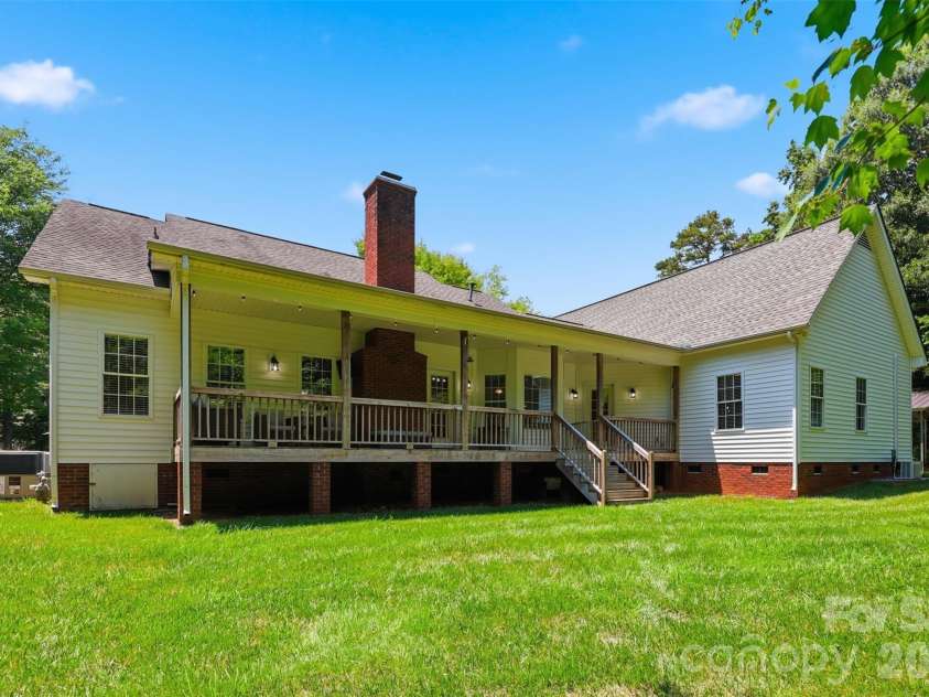 2230 Wedgewood Drive, Matthews, NC 28104.  MLS# CAR4389584, YatesRealty ID 35688. 