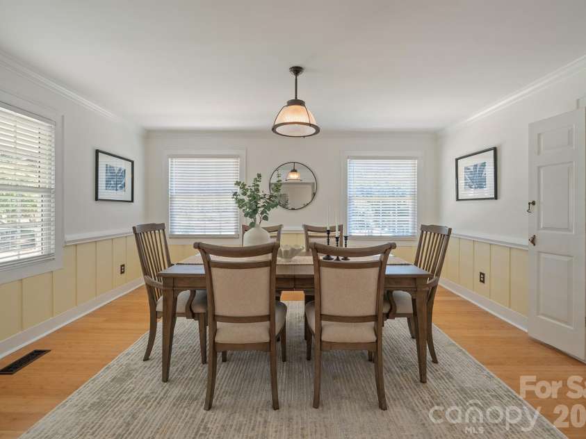 20919 Island Forest Drive, Cornelius, NC 28031.  MLS# CAR4428890, YatesRealty ID 3569. Dining is large and sunny