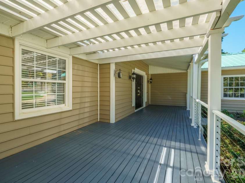 20919 Island Forest Drive, Cornelius, NC 28031.  MLS# CAR4428890, YatesRealty ID 3569. Front toward the front door