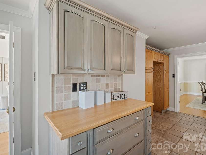 20919 Island Forest Drive, Cornelius, NC 28031.  MLS# CAR4428890, YatesRealty ID 3569. Great place for coffee station