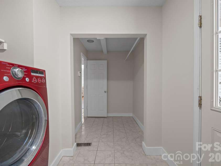 20919 Island Forest Drive, Cornelius, NC 28031.  MLS# CAR4428890, YatesRealty ID 3569. Large laundry is off the garage and the entryway