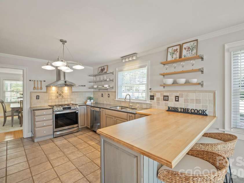 20919 Island Forest Drive, Cornelius, NC 28031.  MLS# CAR4428890, YatesRealty ID 3569. Taking a more modern flair with open metal shelving