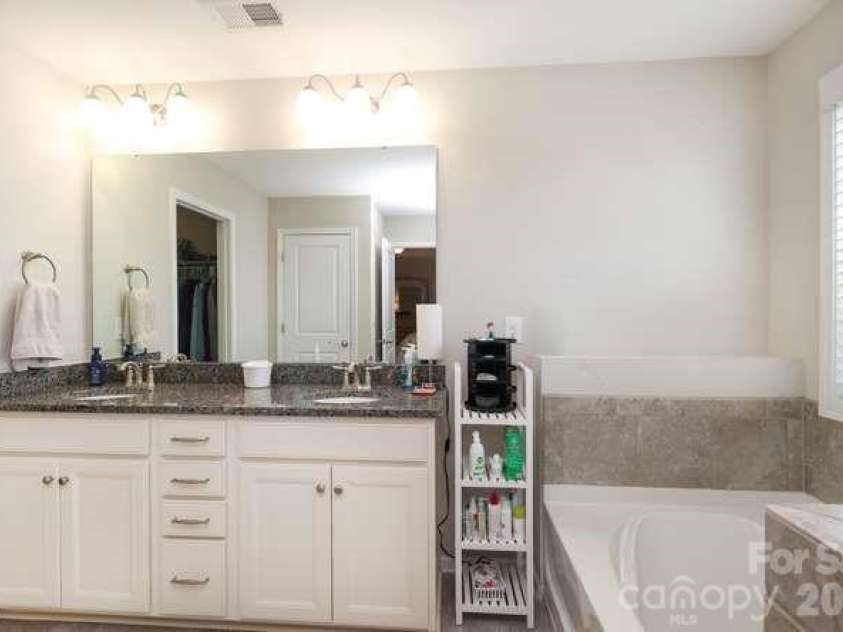 9748 Elgin Moor Road, Charlotte, NC 28278.  MLS# CAR4394535, YatesRealty ID 35694. 