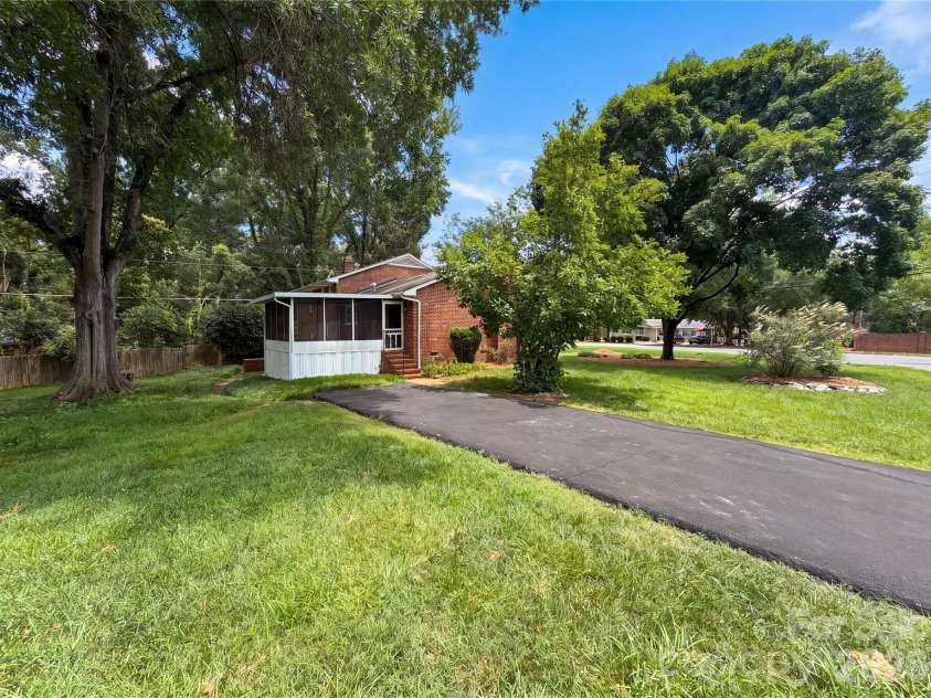 5410 Sharon Road, Charlotte, NC 28210.  MLS# CAR4398224, YatesRealty ID 35705. 