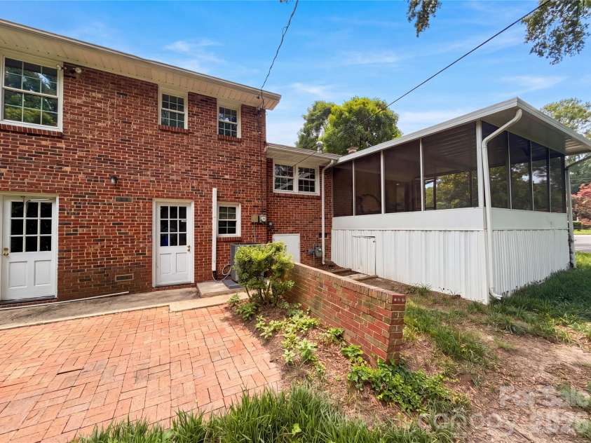 5410 Sharon Road, Charlotte, NC 28210.  MLS# CAR4398224, YatesRealty ID 35705. 