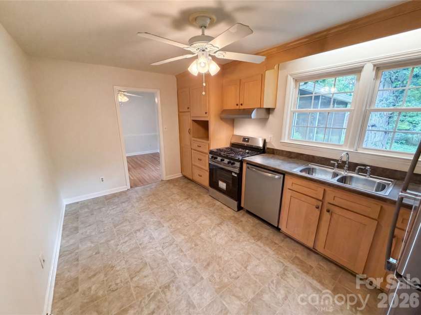 5410 Sharon Road, Charlotte, NC 28210.  MLS# CAR4398224, YatesRealty ID 35705. 