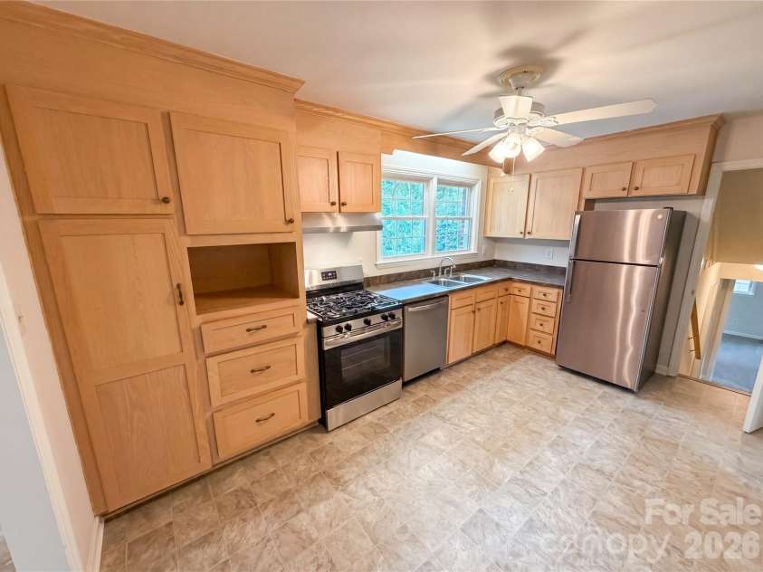 5410 Sharon Road, Charlotte, NC 28210.  MLS# CAR4398224, YatesRealty ID 35705. 