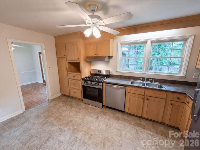 5410 Sharon Road, Charlotte, NC 28210.  MLS# CAR4398224, YatesRealty ID 35705. 