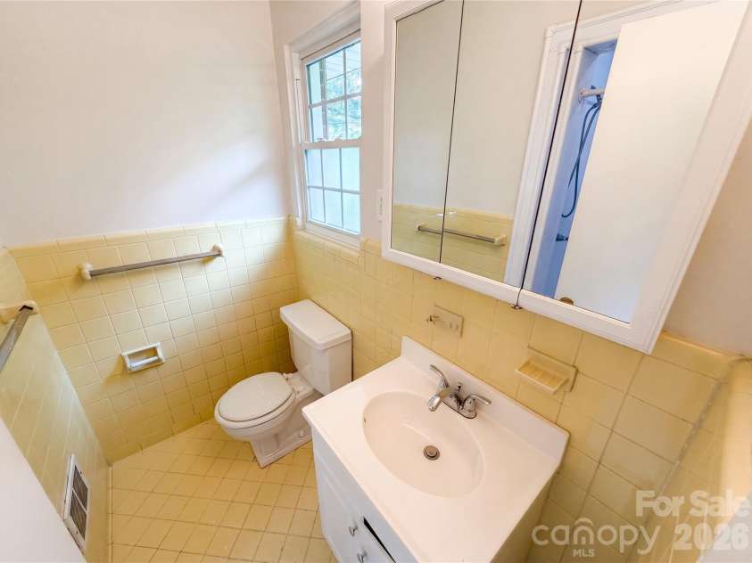 5410 Sharon Road, Charlotte, NC 28210.  MLS# CAR4398224, YatesRealty ID 35705. 