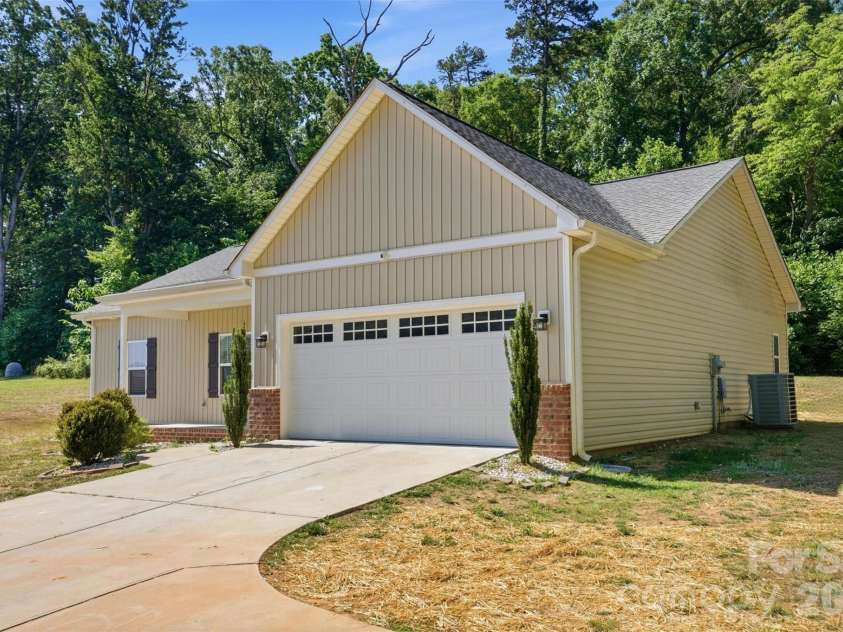 184 Watering Trough Road, Statesville, NC 28677.  MLS# CAR4385193, YatesRealty ID 35708. 