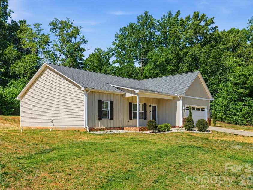 184 Watering Trough Road, Statesville, NC 28677.  MLS# CAR4385193, YatesRealty ID 35708. OVER AN ACRE LOT