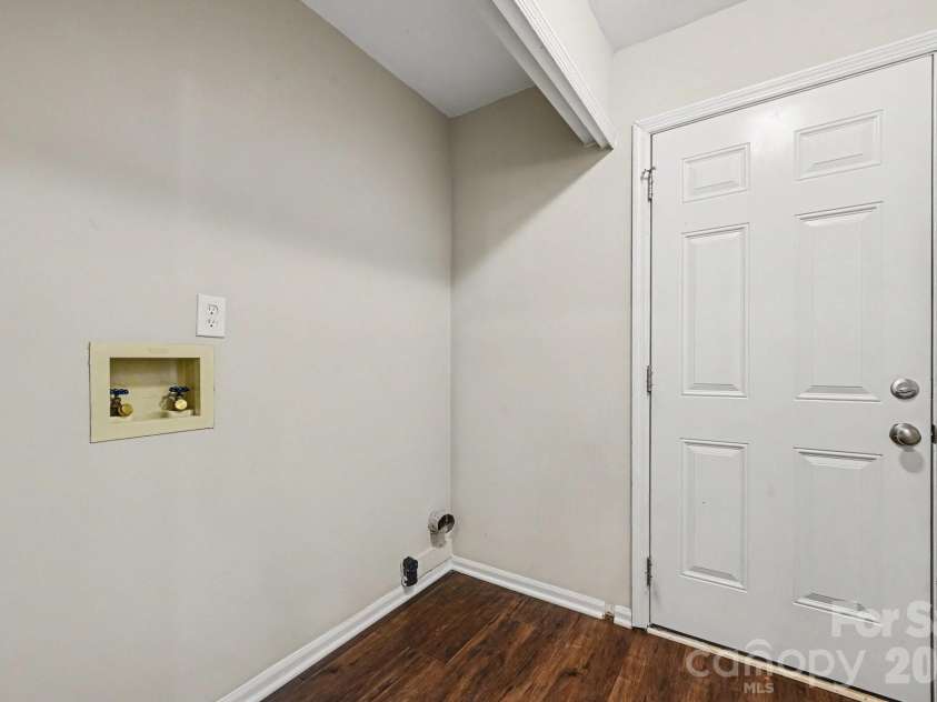 2517 Jaywick Lane, Matthews, NC 28105.  MLS# CAR4400245, YatesRealty ID 35709. 