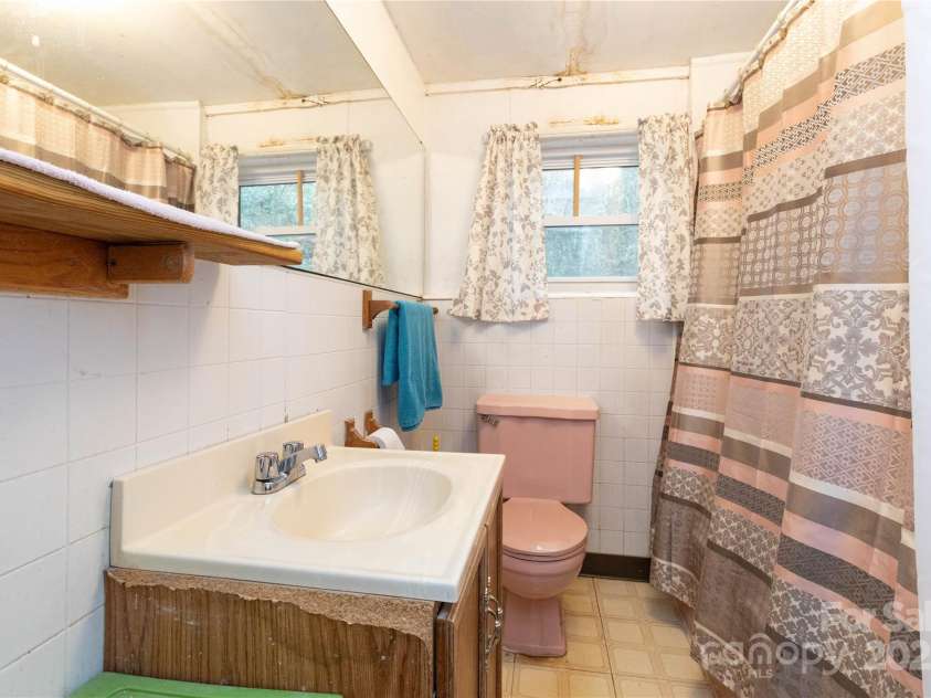 20 A&B Homewood Drive, Asheville, NC 28803.  MLS# CAR4229022, YatesRealty ID 3571. House Bathroom