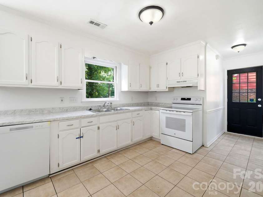 2819 Royal Ridge Lane, Charlotte, NC 28212.  MLS# CAR4387497, YatesRealty ID 35710. 