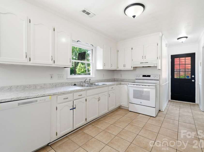 2819 Royal Ridge Lane, Charlotte, NC 28212.  MLS# CAR4387497, YatesRealty ID 35710. 