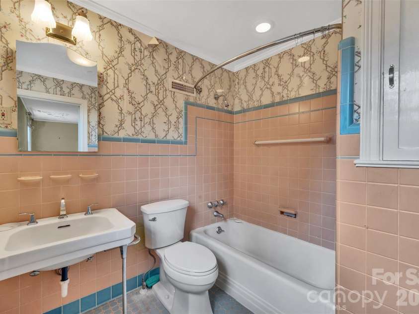 333 Chestnut Street, Troy, NC 27371.  MLS# CAR4397678, YatesRealty ID 35719. 2nd floor bathroom #1